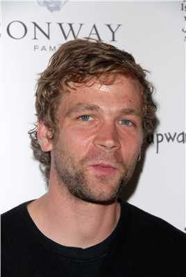 三块广告牌Crop-Haired Guy