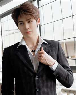 爱在空气中的扮演者是Peat Wasuthorn Chaijinda