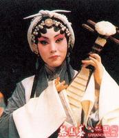 夜深沉的扮演者是雷英