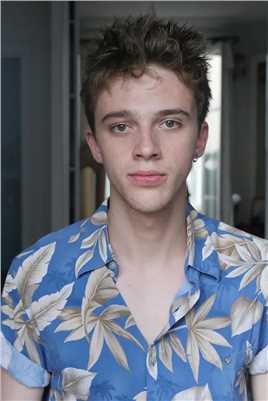 怦然心痛的扮演者是本杰明·沃辛