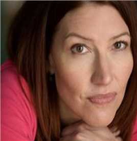 叛国者骑自行车的红发人