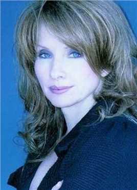 女生向前走莉迪亚·佩尔