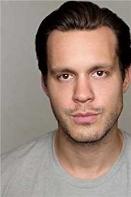 燃烧的巴黎圣母院军士长雷纳德(Sergent-chef Reynald)