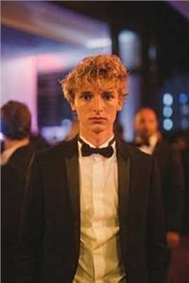 燃烧的巴黎圣母院下士桑德罗(Caporal Sandro)