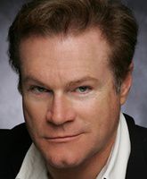 蝙蝠侠亚力山大·诺克斯的扮演者是罗伯特·乌尔