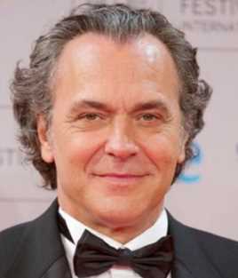 沿路而下的扮演者是何塞·科罗纳多