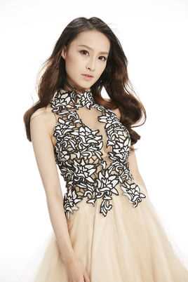 妻子谢灿（中）