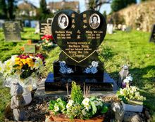 2018年翁美玲与母亲在剑桥原地址合葬的新墓碑