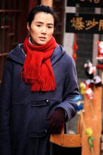 姜宏波在《小胡同大尊严》中饰演家庭主妇
