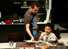 王中磊在综艺首秀《爸爸回来了》中秀厨艺