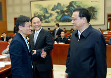 国务院总理李克强和民营企业家马云交谈