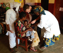 汤姆·希德勒斯顿在南苏丹看望当地儿童
