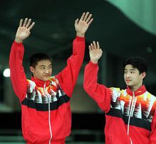 黄强(右)与田亮夺男双10米台冠军