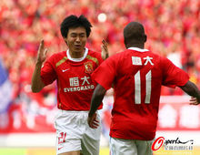 姜宁在广州恒大时与穆里奇庆祝进球