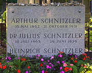 施尼茨勒在维也纳中央公墓的墓碑