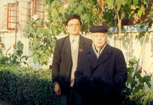 王瑶（右）生前最后一张照片