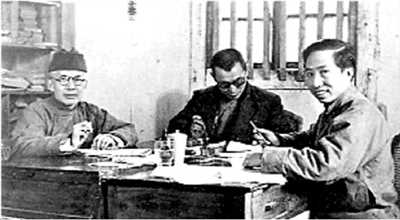 吴克坚（右1）在《新华日报》任总编辑