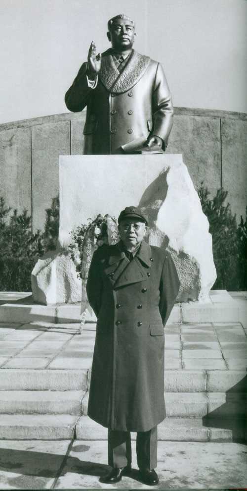 1980年王平在朝鲜周恩来铜像前留影