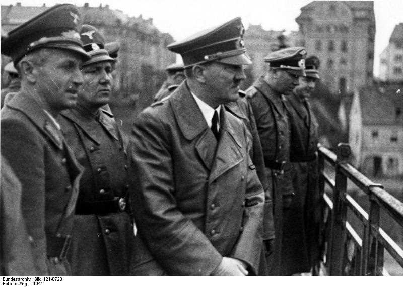 1941年，马丁·鲍曼（希特勒右后方）在斯洛文尼亚