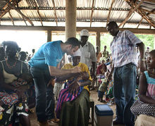 吉格斯在塞拉利昂慰问儿童