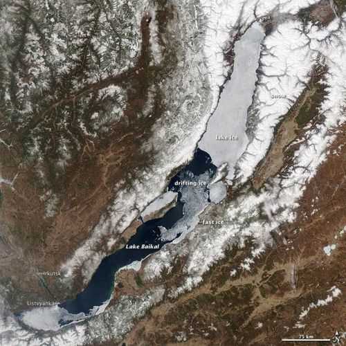 贝加尔湖冰层融化卫星图（美国宇航局地球观测站）