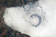 空间站拍摄贝加尔湖冰面巨大的神秘黑色圆圈