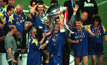 1996年维亚利随尤文图斯高举欧冠奖杯