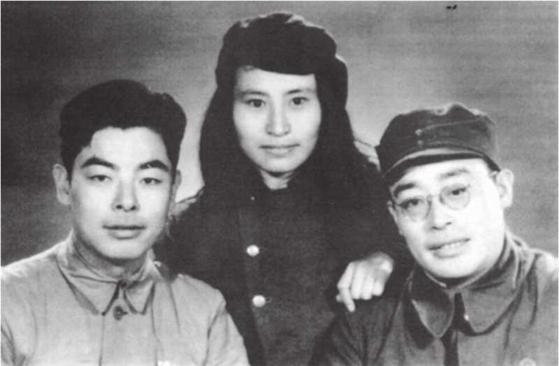 陆平(右一)建国初和夫人石坚、弟弟刘居英合影
