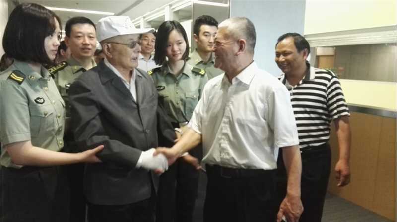 开国将军、原南京军区司令员向守志上将与何平先生亲切握手