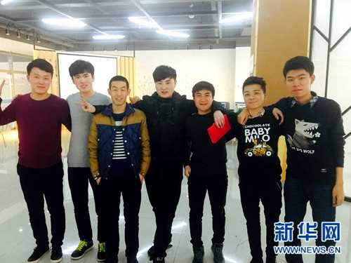 徐君（左四）与他的创业团队