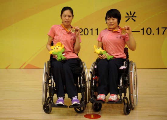 残运会乒乓球比赛首日赛况 李倩在颁奖仪式上