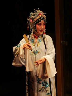 张志红在皇家粮仓演出《牡丹亭·寻梦》