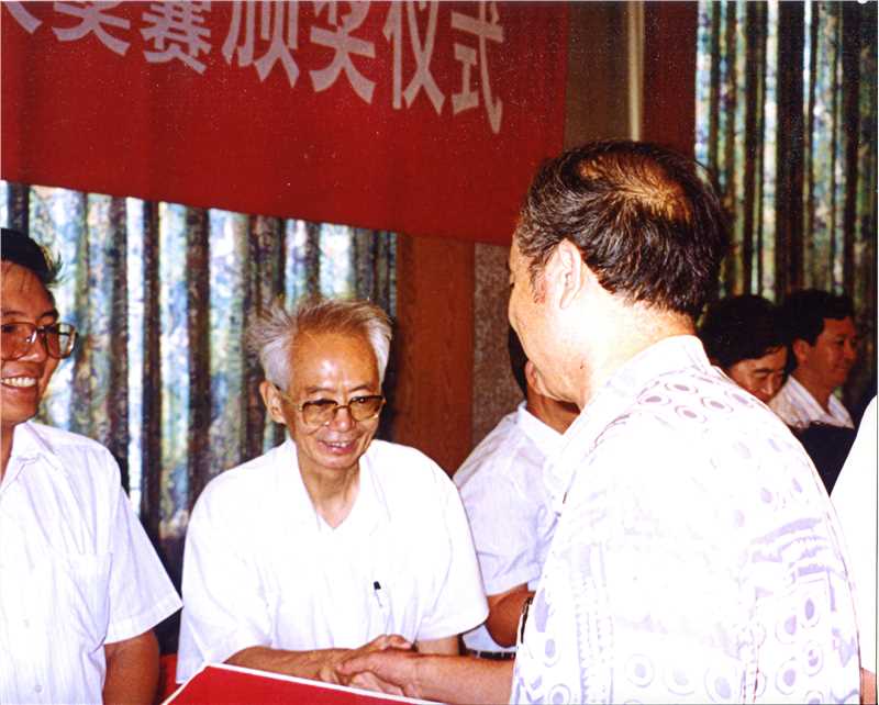 1996年获得金奖在人民大会堂接受沈鹏颁奖
