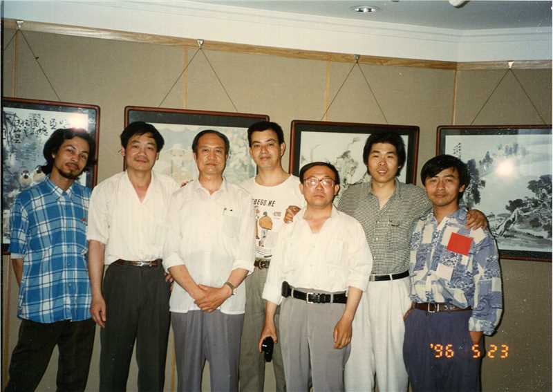 刘岩1993年个展与同学留影
