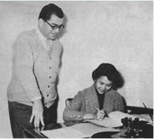 1956年，葛兰正式加盟“国际电影公司”