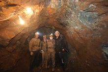 张仁杰独立采写矿区课题时和矿工们在一起的照片。