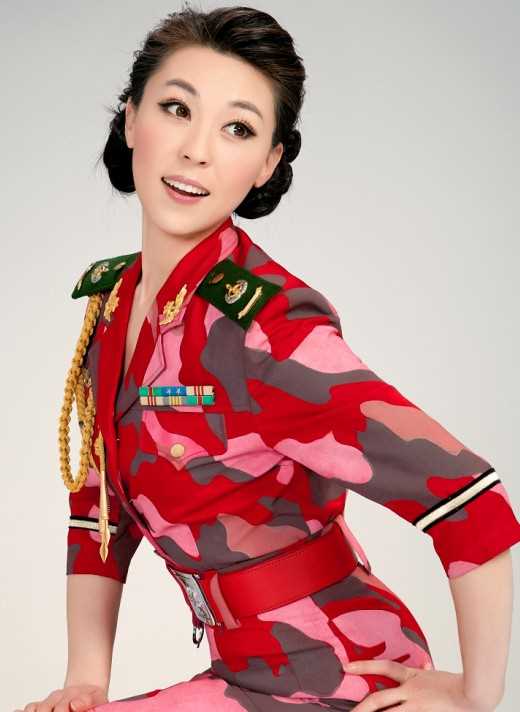 张涛军装制服写真展现女军人的英姿