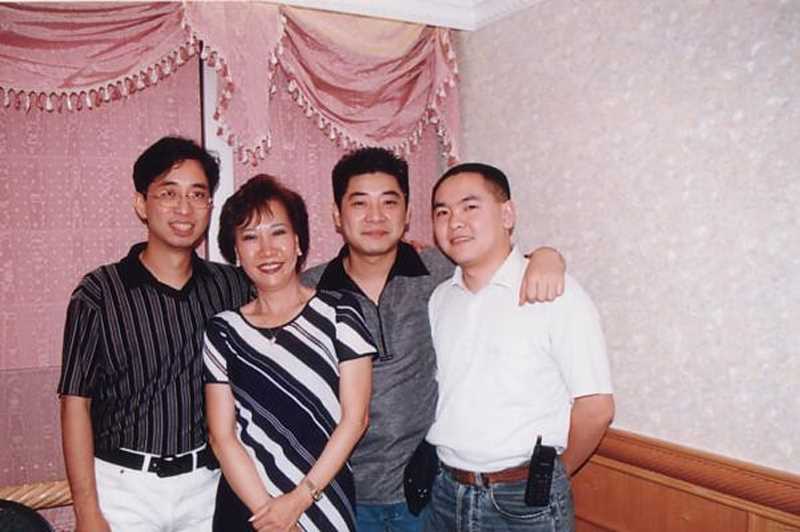 谭王鸿（左三）与其他配音组成员