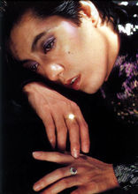 泽田研二于80年代最常用的深紫色化妆