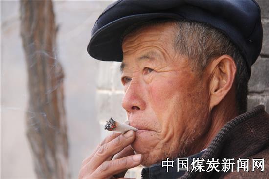 《抽烟的老人》
