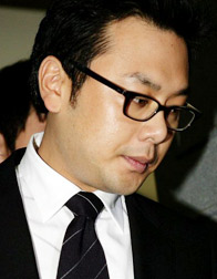 李灿在首尔中央地方法院接受宣判后走出法院