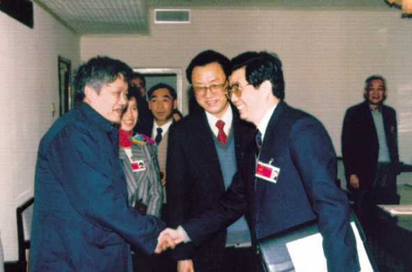 胡锦涛同志（前右）与吴杭生（左1）亲切握手