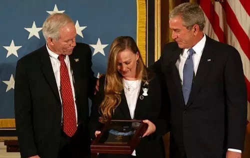 小布什授予墨菲父母荣誉勋章