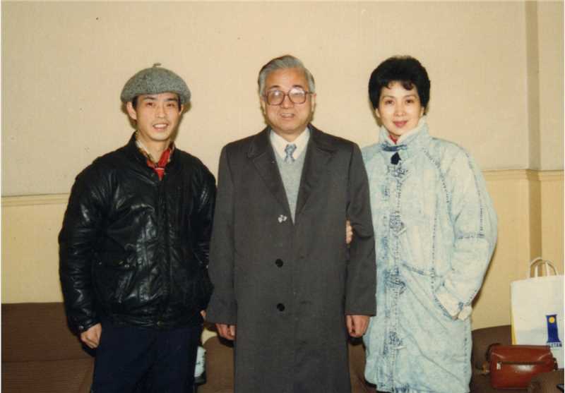 1988年冬朱亚东与江荣、吴海燕留影于上海站贵宾接待厅