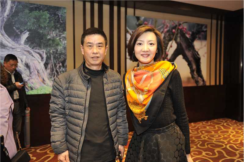 2016年3月16日朱亚东与上视主持人阎华合影于贵都大酒店