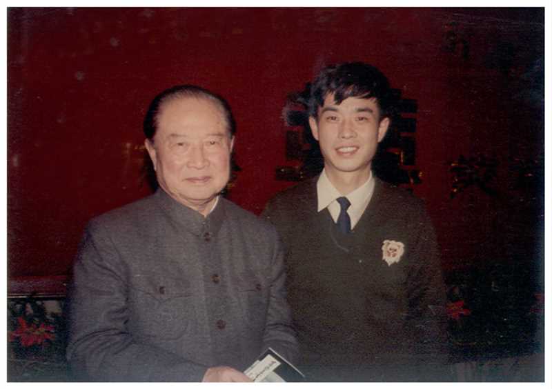 1989年10月朱亚东与原市委书记汪道涵合影