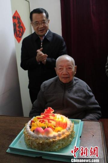 杨小佛迎来百岁寿诞，杨小佛与上海宋庆龄研究会会长薛潮