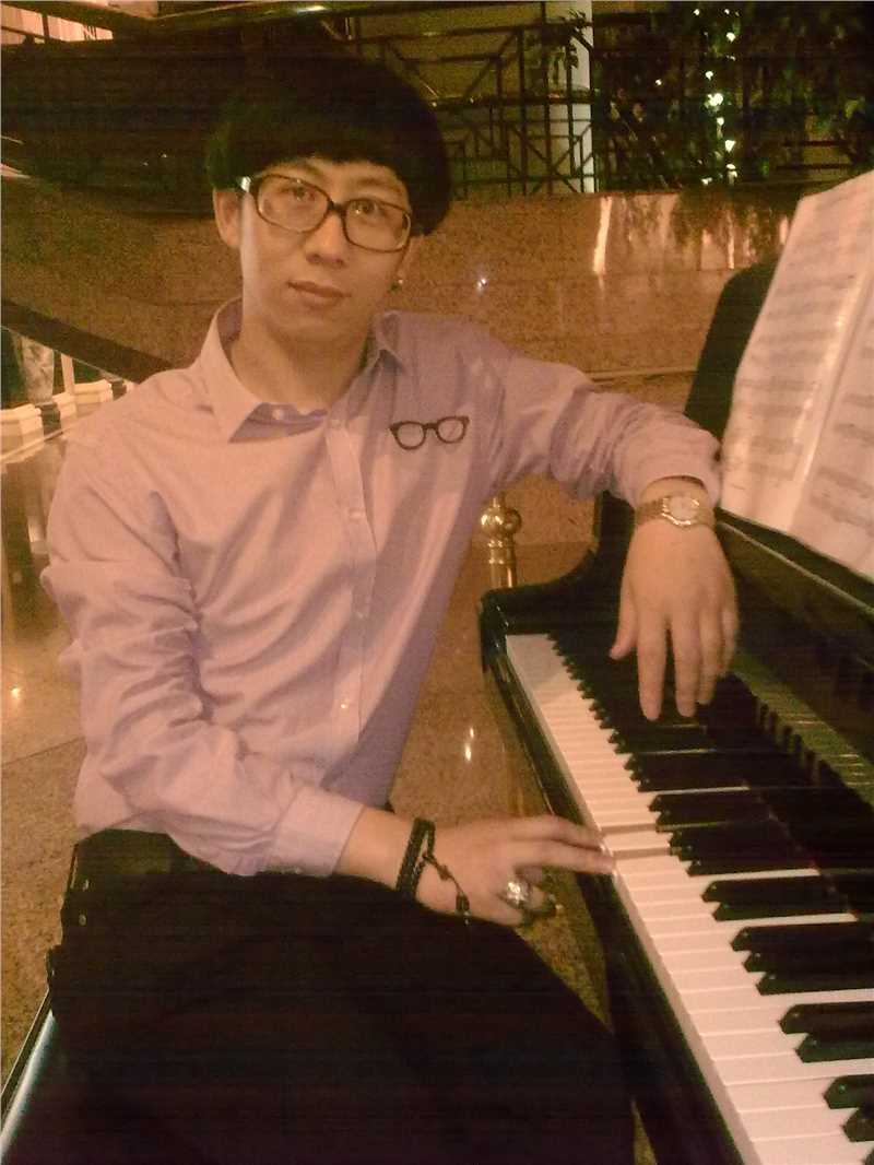 张瀚元与他演奏的钢琴