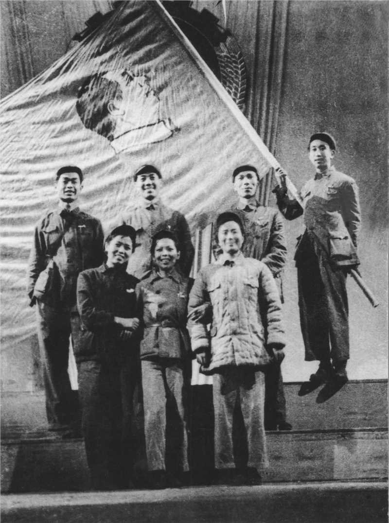 《人民胜利万岁》大歌舞编导组合影。前排左3叶宁，左2戴爱莲。