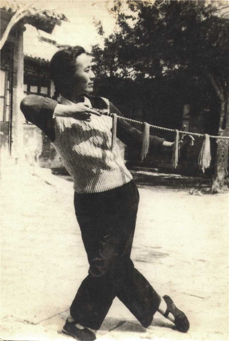 1950年，叶宁入手对中国古典舞研究。照片为叶宁练习戏曲舞蹈。